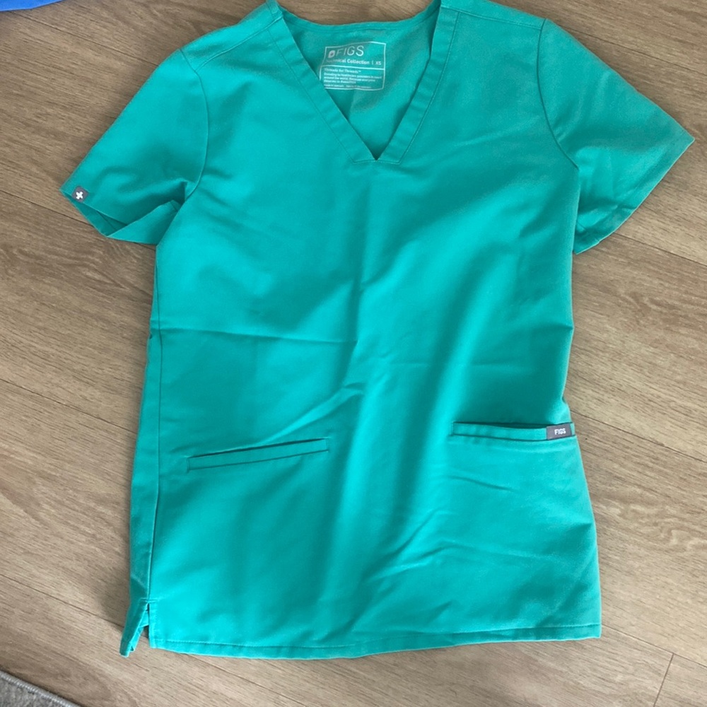 Figs surgical green double pocket scrub top size xs